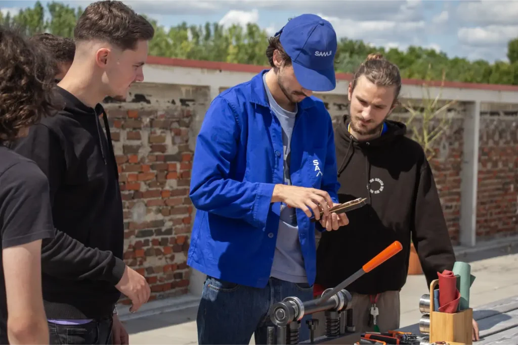 image-atelier-recyclage-cuir-participants-manipulation-outil