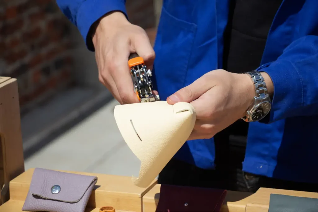 image-confection-accessoire-cuir-blanc-atelier-main