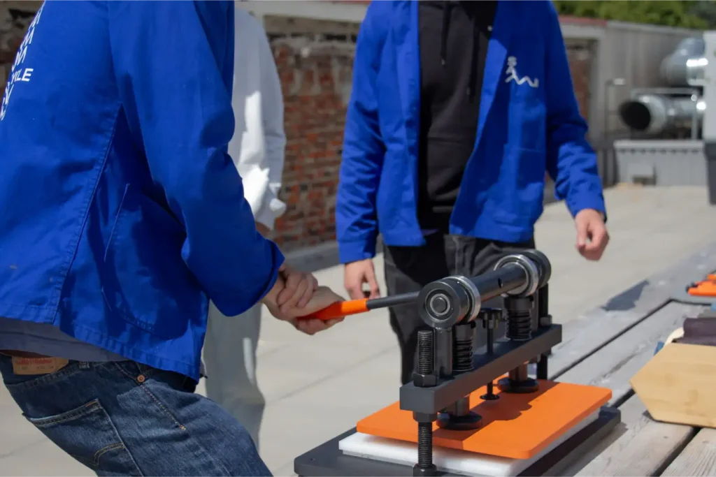 image-participants-utilisent-presse-manuelle-cuir